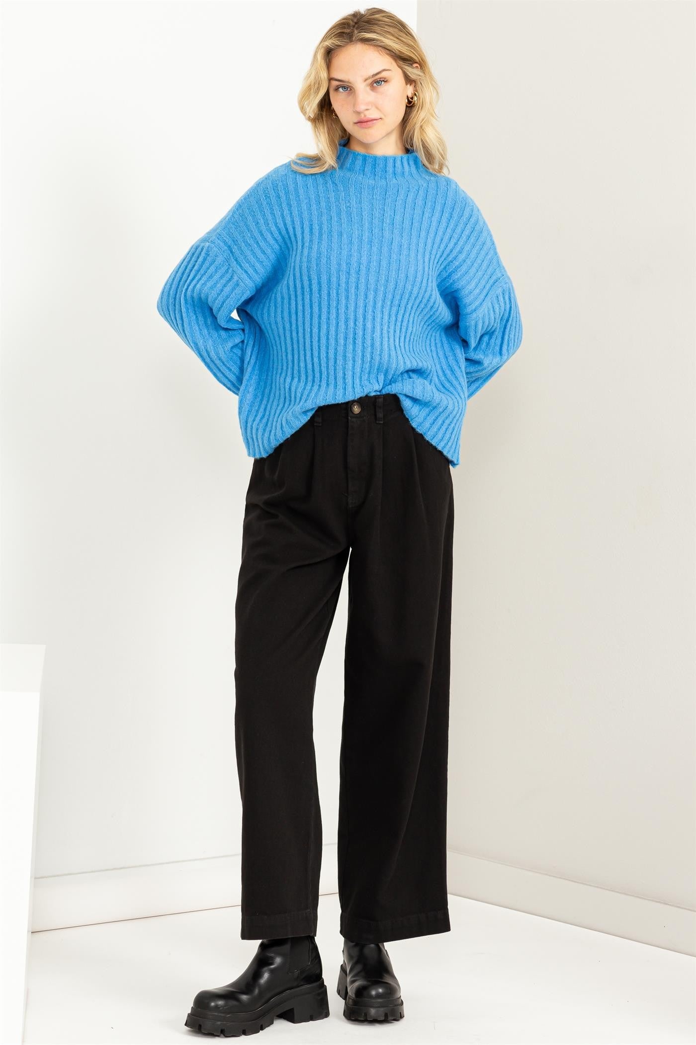 RIBBED KNIT SWEATER IN BLUE